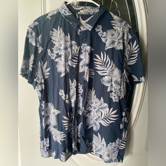 American Eagle Outfitters Other - American Eagle Outfitters Navy Short-Sleeve Floral Button-Down Shirt
